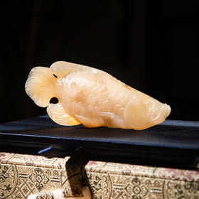 寿山石老料雕“鱼”手把件