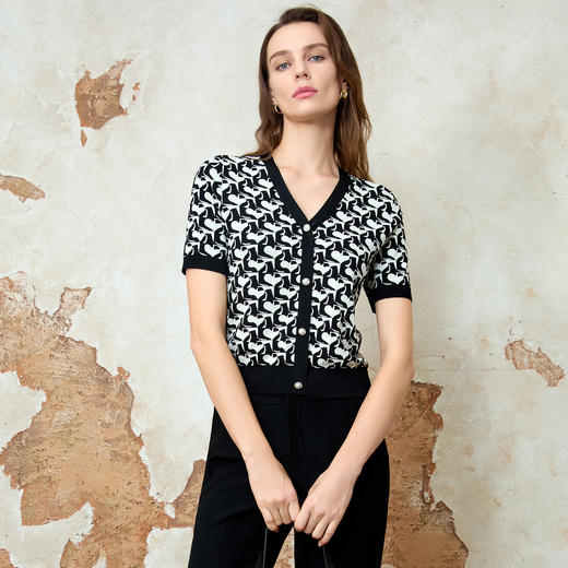 EITIE爱特爱气质V领显瘦短款高级百搭撞色短袖针织衫春季新款8101804 商品图3