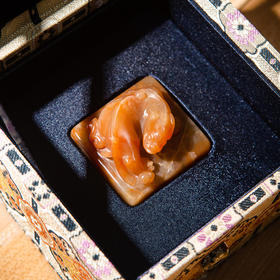 寿山石老料雕“螭虎”方章