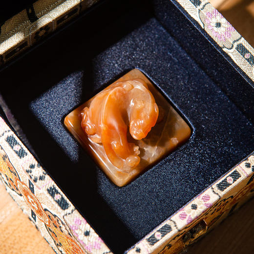 寿山石老料雕“螭虎”方章 商品图0