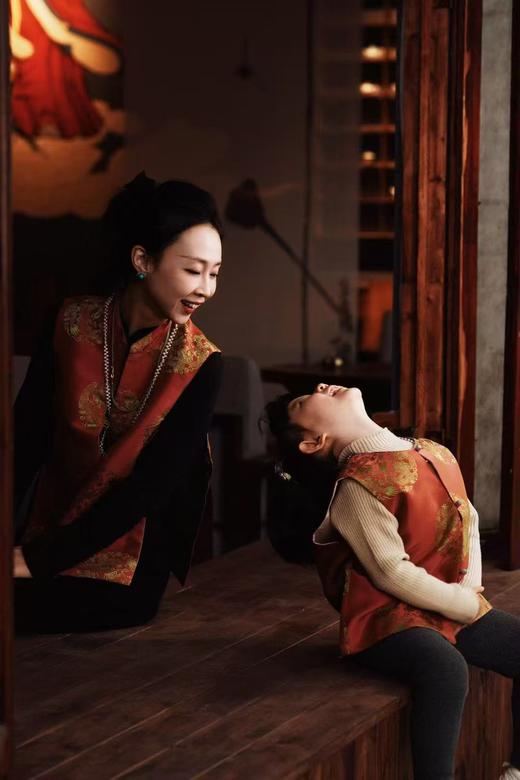 盛唐牡丹 | Kids 玫红色花蕾缎马甲 商品图3