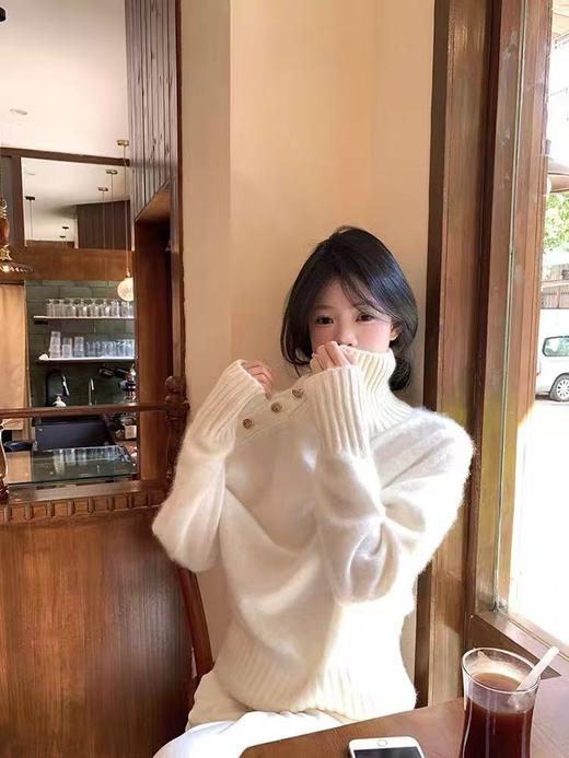 【清仓-不支持退货】毛茸茸～立领可翻领金扣宽边毛衣～喜出 商品图1