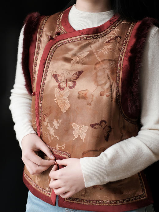 盛唐婧 | 暖檀蝶踪香云纱重缎夹棉水貂马甲 商品图0