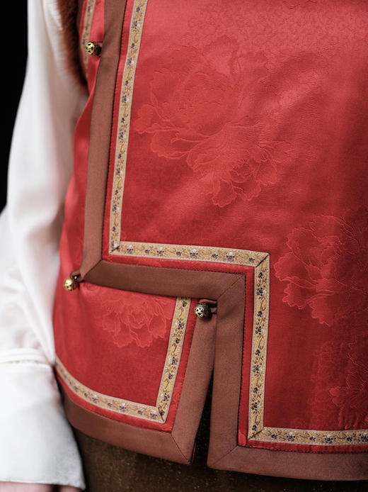 盛唐婧 | 丹霞映璧香云纱重缎夹棉水貂马甲 商品图2