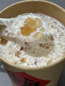 桃胶炖奶热饮