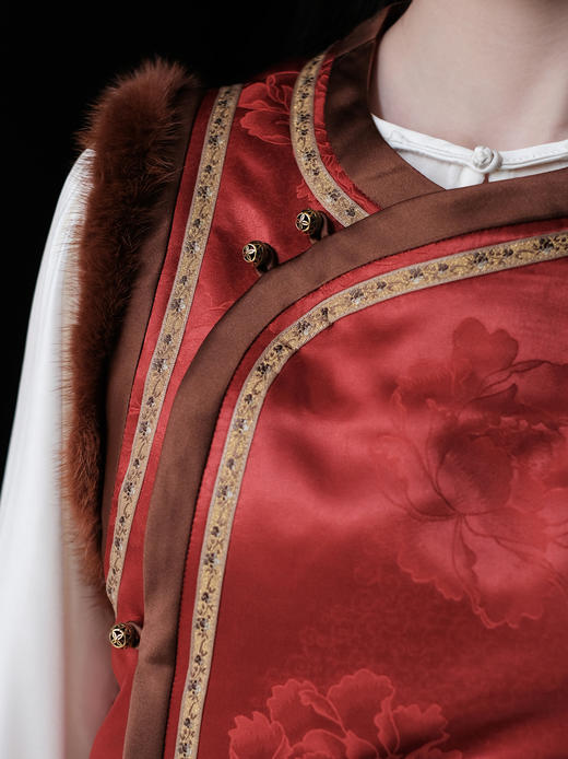 盛唐婧 | 丹霞映璧香云纱重缎夹棉水貂马甲 商品图1