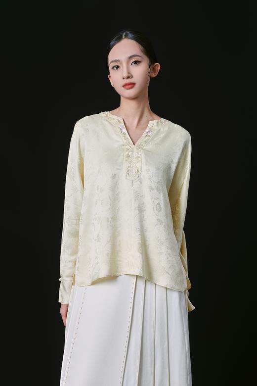 荷言HEYEN 风入怀 桑蚕丝繁花暗纹提花小V领中式上衣 缠枝纹+茶花绣花+钉珠装饰 阔袖设计+可收紧袖口 商品图1