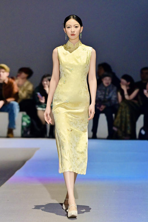 荷言HEYEN 风入松 桑蚕丝繁花暗纹提花无袖旗袍 花瓣领袖 前片蝴蝶、花卉纹样绣花+手工钉珠装饰 商品图0