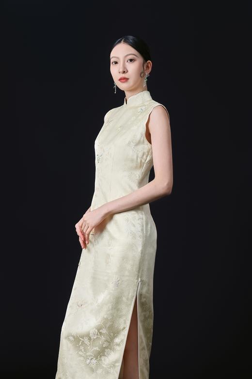 荷言HEYEN 风入松 桑蚕丝繁花暗纹提花无袖旗袍 花瓣领袖 前片蝴蝶、花卉纹样绣花+手工钉珠装饰 商品图1