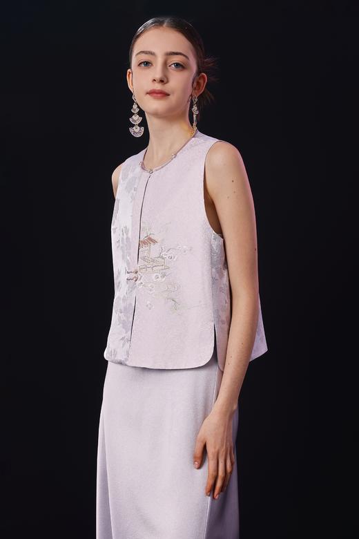 荷言HEYEN 留春令 桑蚕丝丝毛提花对襟中式马甲 绣亭台楼阁 松枝 梅花 云纹+钉珠装饰 商品图1