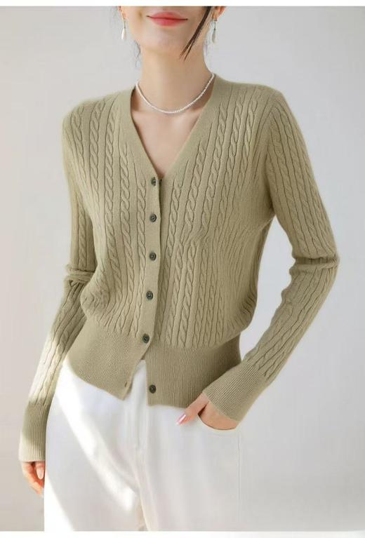 女王节抢购价-不支持退【超美毛衣】V领软麻花～Z103韩版六粒扣麻花修身开衫毛衣-喜出 商品图3