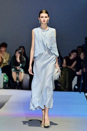 荷言HEYEN 鹤影 织银桑蚕丝手工罗银斜裁吊带连衣裙A摆 胸口拼接手绣缠枝纹、茶花绣花