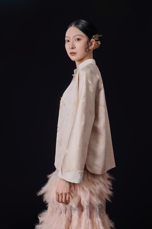 荷言HEYEN 春生曲 丝毛织金蝴蝶粉暗纹提花中式对襟外套 翻袖口+连肩袖+侧边开衩设计 商品图1