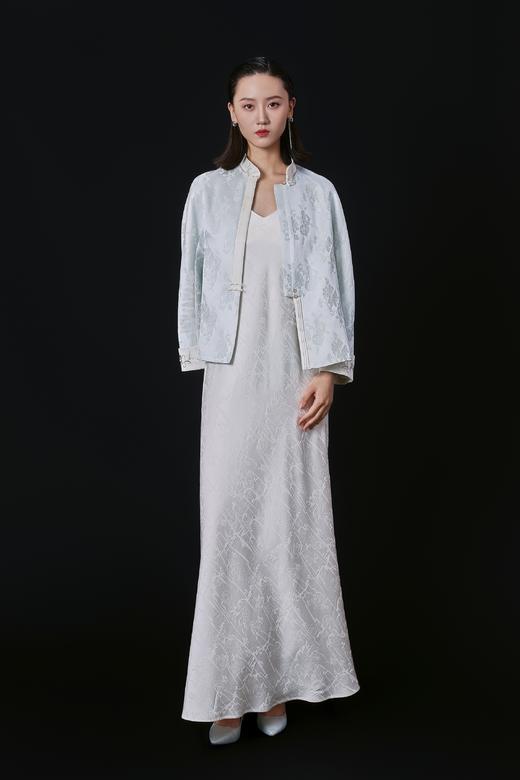 荷言HEYEN 渡江云 丝毛织金桃子蓝暗纹提花中式对襟外套 领口手工花朵硬花扣+绕线一字扣+钉珠装饰 商品图0