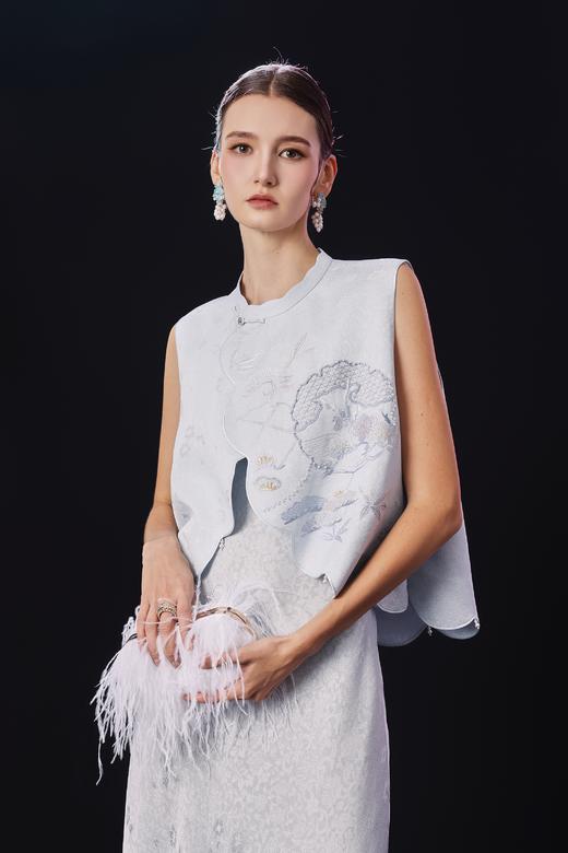 荷言HEYEN 寄云 织银桑蚕丝手工罗银花瓣襟中式马甲手绣松竹梅、团花+打籽秀 商品图1