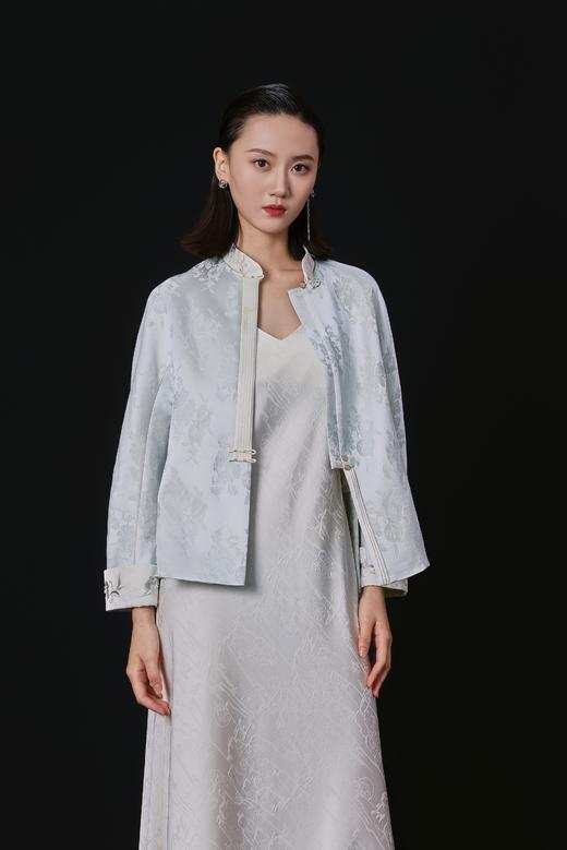 荷言HEYEN 渡江云 丝毛织金桃子蓝暗纹提花中式对襟外套 领口手工花朵硬花扣+绕线一字扣+钉珠装饰 商品图1