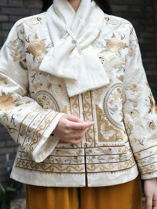 盛唐婧 | 新中式重工刺绣龙凤呈祥棉服-白色（带围巾） 商品图12