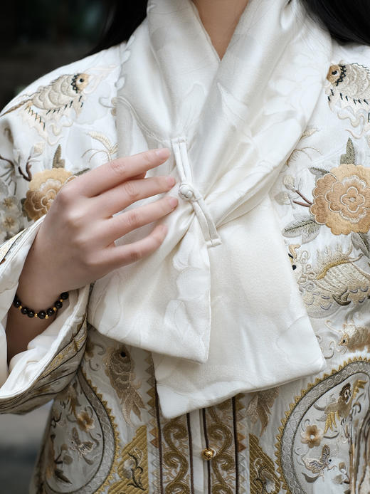 盛唐婧 | 新中式重工刺绣龙凤呈祥棉服-白色（带围巾） 商品图6