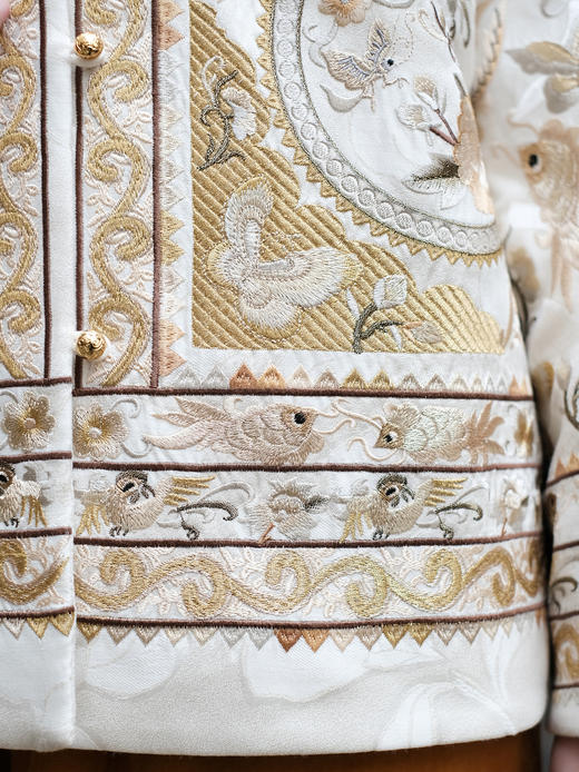 盛唐婧 | 新中式重工刺绣龙凤呈祥棉服-白色（带围巾） 商品图10