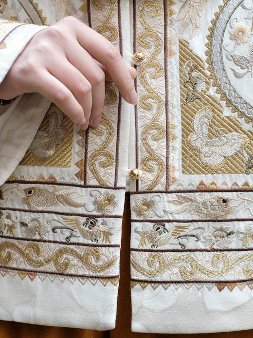 盛唐婧 | 新中式重工刺绣龙凤呈祥棉服-白色（带围巾） 商品图8