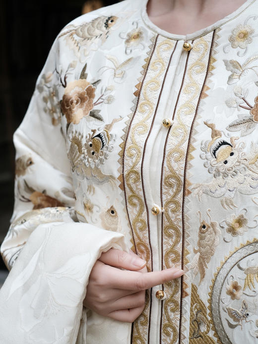 盛唐婧 | 新中式重工刺绣龙凤呈祥棉服-白色（带围巾） 商品图7