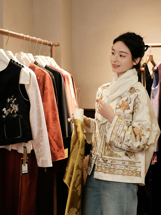 盛唐婧 | 新中式重工刺绣龙凤呈祥棉服-白色（带围巾） 商品图2