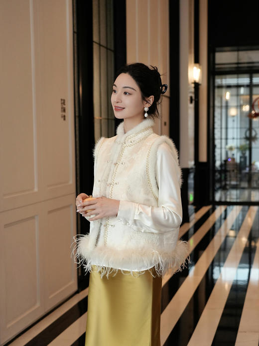 盛唐婧 | 雪隐暗香新中式提花绒驼鸟毛马甲 商品图2