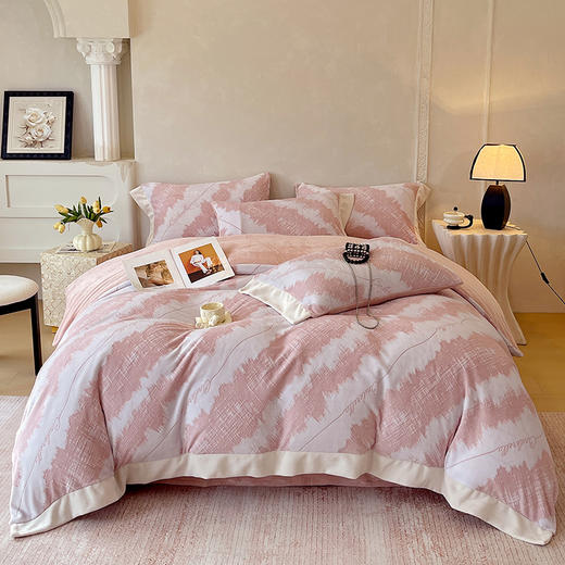 【多样屋专柜】雅鹿 雕花牛奶绒时尚格韵粉四件套200*230cm  商品图0