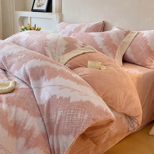 【多样屋专柜】雅鹿 雕花牛奶绒时尚格韵粉四件套200*230cm  商品图6