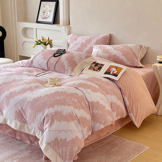 【多样屋专柜】雅鹿 雕花牛奶绒时尚格韵粉四件套200*230cm  商品图3