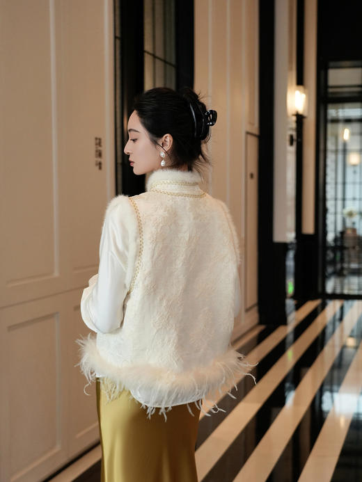 盛唐婧 | 雪隐暗香新中式提花绒驼鸟毛马甲 商品图3