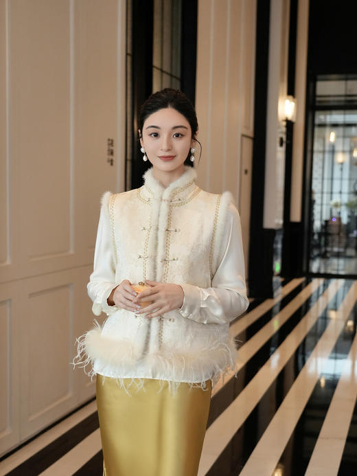 盛唐婧 | 雪隐暗香新中式提花绒驼鸟毛马甲 商品图1