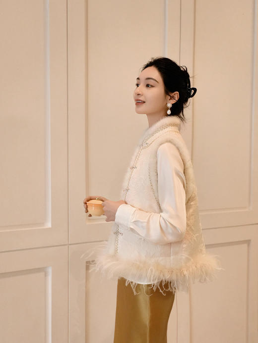 盛唐婧 | 雪隐暗香新中式提花绒驼鸟毛马甲 商品图5