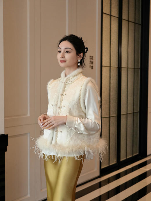 盛唐婧 | 雪隐暗香新中式提花绒驼鸟毛马甲 商品图4