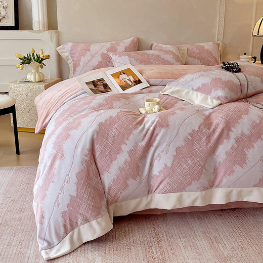 【多样屋专柜】雅鹿 雕花牛奶绒时尚格韵粉四件套200*230cm  商品图7