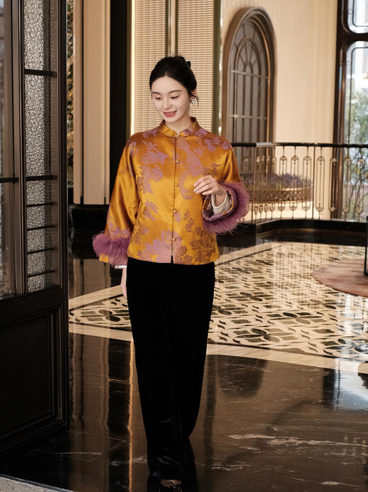 盛唐婧 | 新中式软缎提花驼鸟毛对襟外套-黄色 商品图1