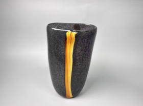 黑色不规则扁口花瓶