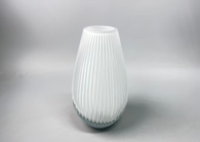 白色条纹肌理花瓶