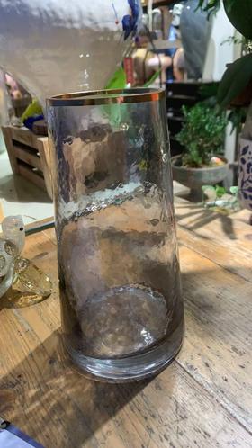 灰色窄口花瓶