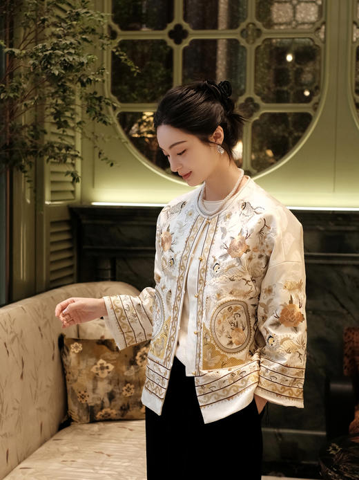 盛唐婧 | 新中式重工刺绣龙凤呈祥棉服-白色（带围巾） 商品图0