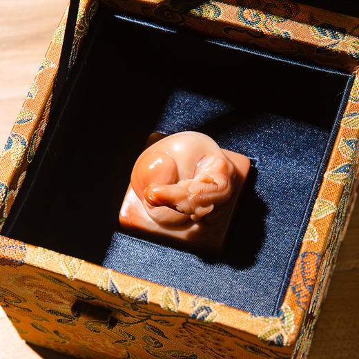 寿山石善伯老料雕“卧马”方章 商品图2