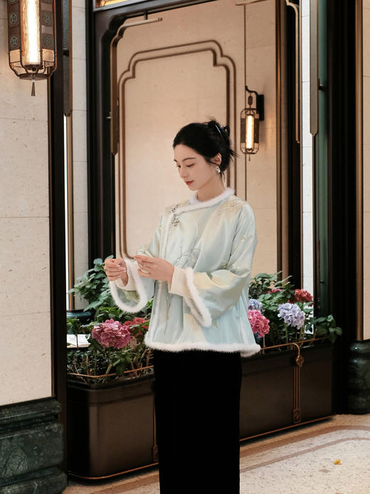 大师系列| 青色重缎真丝手绣兰花水貂棉外套 商品图1