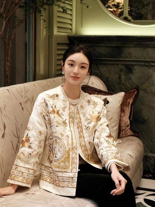 盛唐婧 | 新中式重工刺绣龙凤呈祥棉服-白色（带围巾） 商品图3