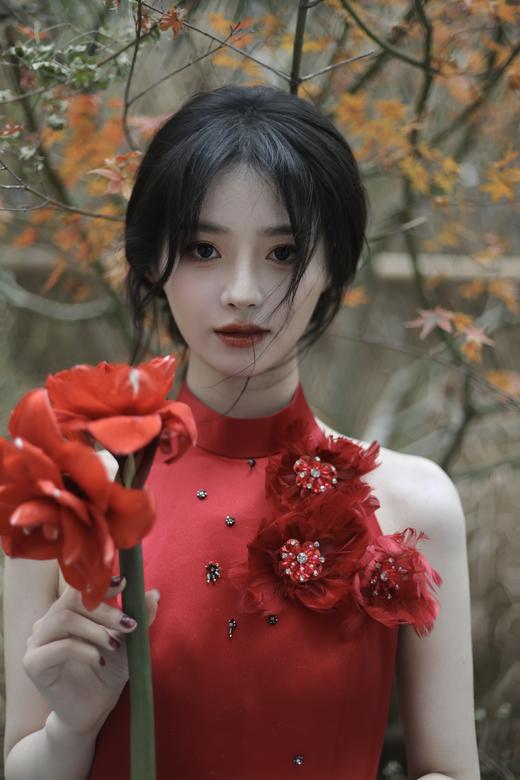 荷言HEYEN 花仙 银丝醋酸无袖露肩旗袍 露背设计 胸侧羽毛花朵+钉珠装饰 底摆双层黑色鸵鸟毛 商品图3