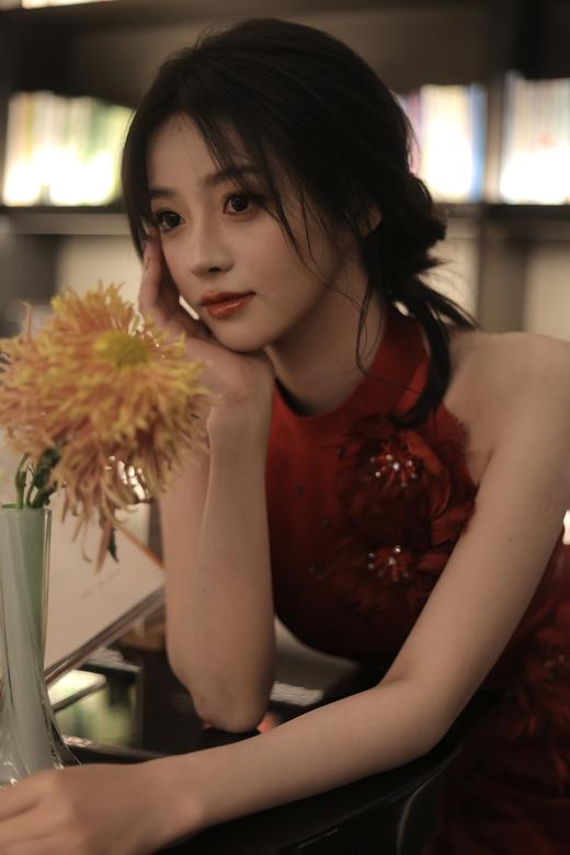 荷言HEYEN 花仙 银丝醋酸无袖露肩旗袍 露背设计 胸侧羽毛花朵+钉珠装饰 底摆双层黑色鸵鸟毛 商品图1