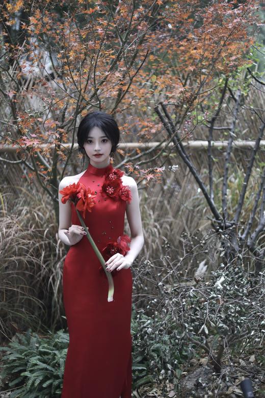 荷言HEYEN 花仙 银丝醋酸无袖露肩旗袍 露背设计 胸侧羽毛花朵+钉珠装饰 底摆双层黑色鸵鸟毛 商品图0