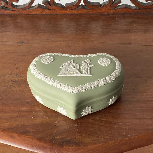 英国Wedgwood  绿色浮雕鼠尾草绿爱心首饰盒 B0263 商品图0
