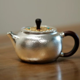 光宝堂锤目纹理花丝镶嵌镀金手工银壶88ml