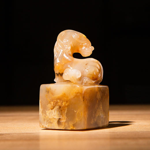 巴林福黄老料雕“螭虎”方章 商品图0