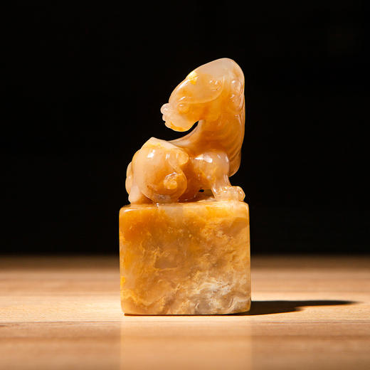 巴林福黄老料雕“螭虎”方章 商品图4